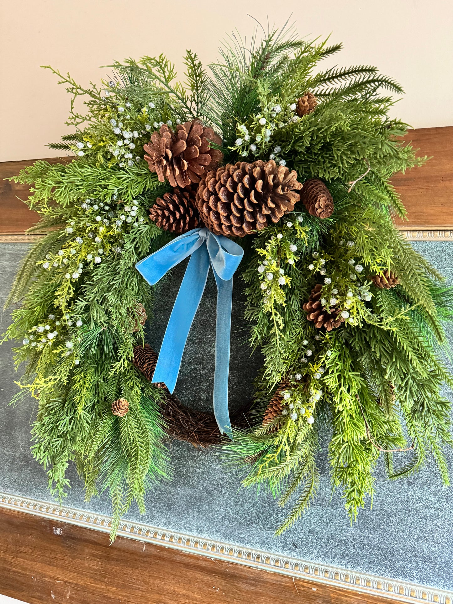 Load image into Gallery viewer, Faux Juniper Berry &amp;amp; Pinecone Wreath with bow
