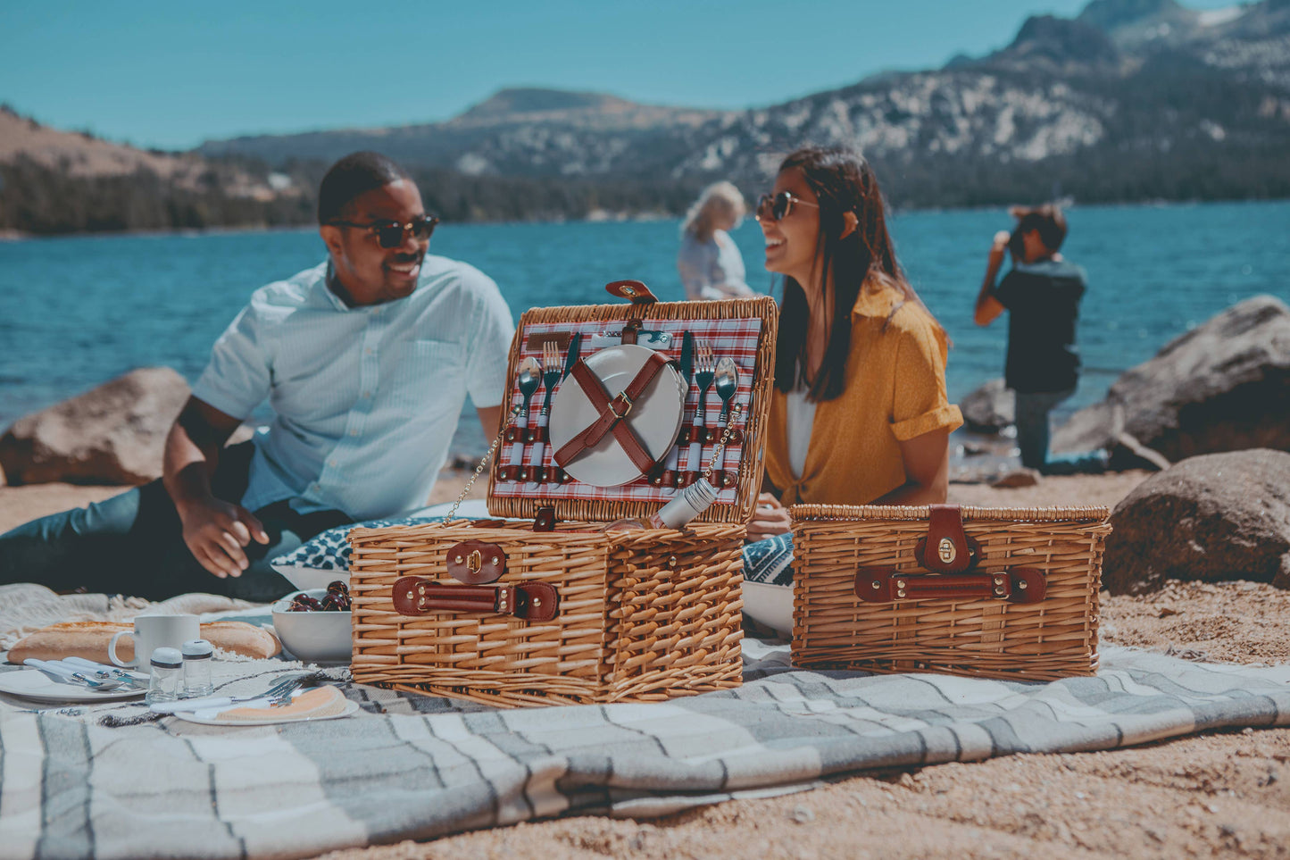 Catalina Picnic Basket: Navy Blue with Beige Pattern