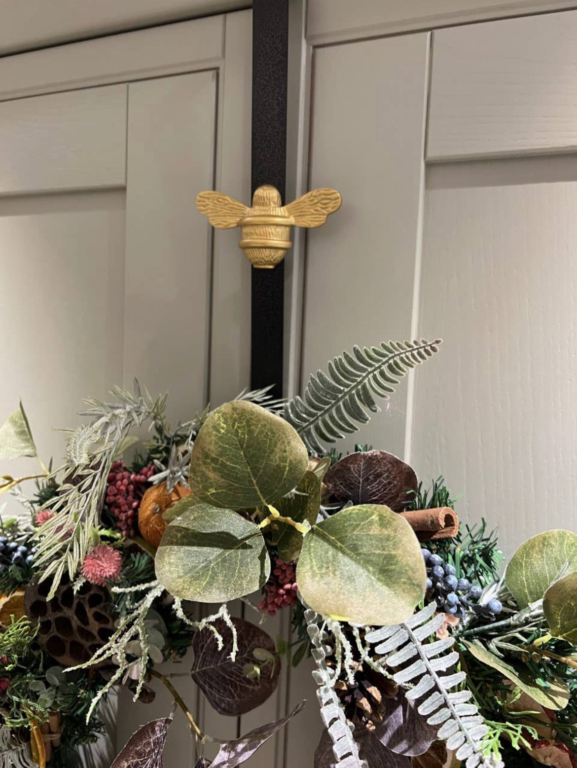 Load image into Gallery viewer, Brass Bee Wreath Hanger

